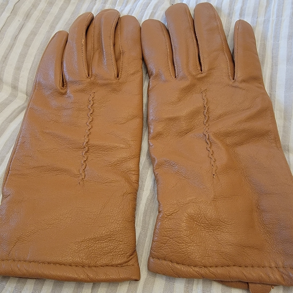 Beautiful Pair of Leather Gloves - Picture 3 of 5